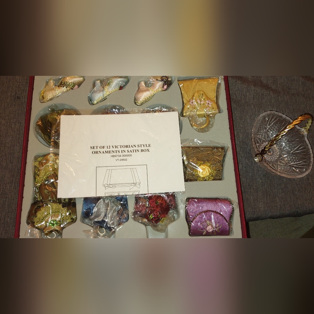 Good place Limited Set 12 Victorian Style Ornaments in a Satin Box/glass basket